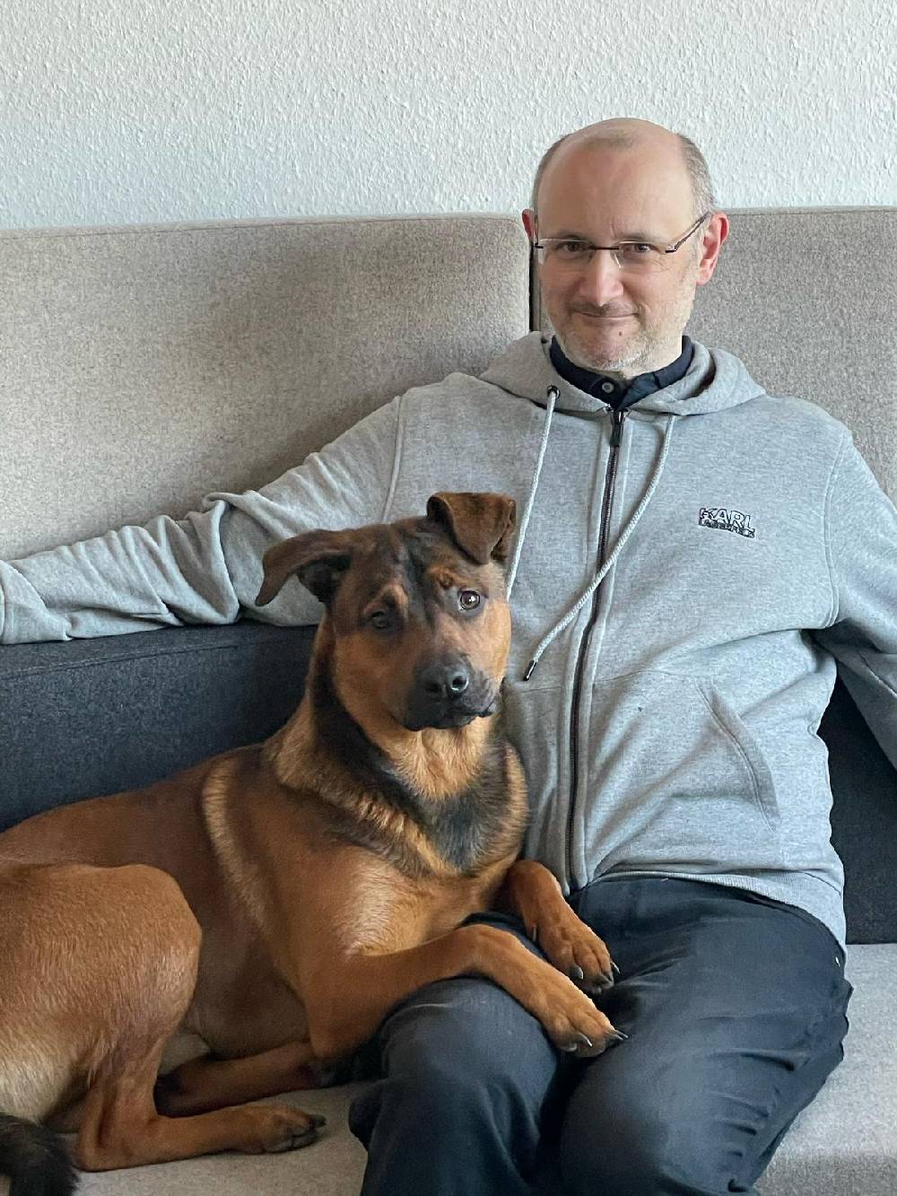 Buddy sitzt neben Michael Tell